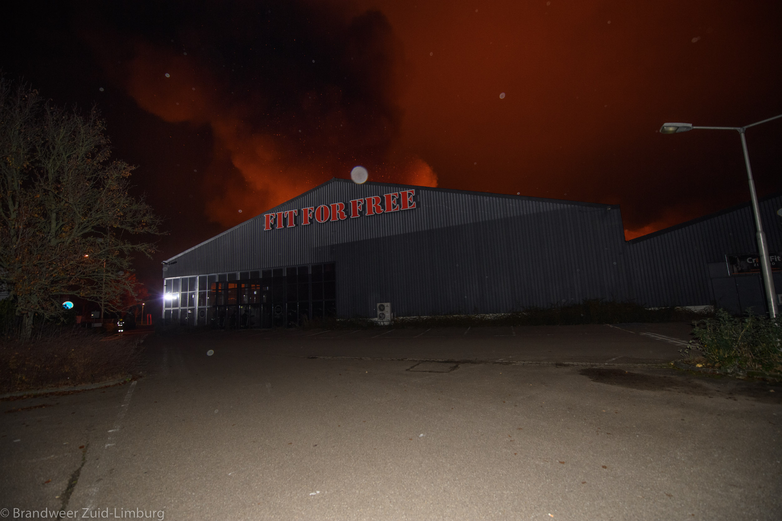werper Makkelijk te gebeuren afwijzing 11-12-2022 – Sittard, Sport en fitnesscomplex verwoest bij grote brand –  Brandweer Zuid-Limburg Team FVT