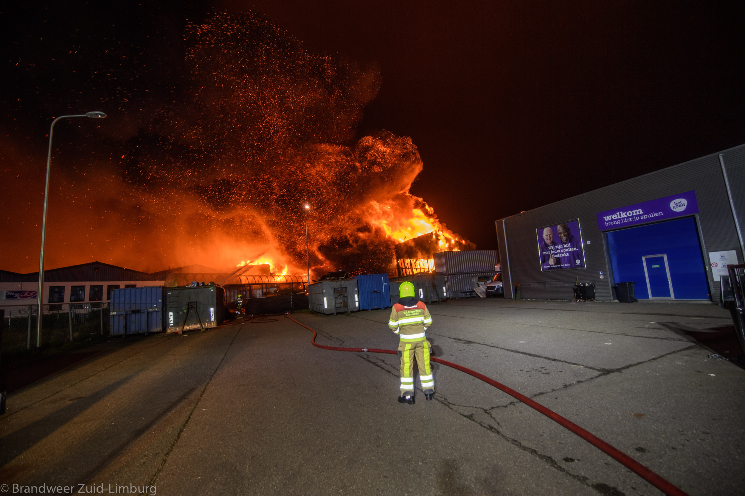 werper Makkelijk te gebeuren afwijzing 11-12-2022 – Sittard, Sport en fitnesscomplex verwoest bij grote brand –  Brandweer Zuid-Limburg Team FVT