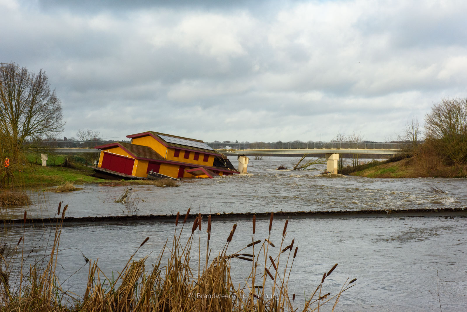 04-01-2024 – Maastricht, Woonboot slaat los door damdoorbraak